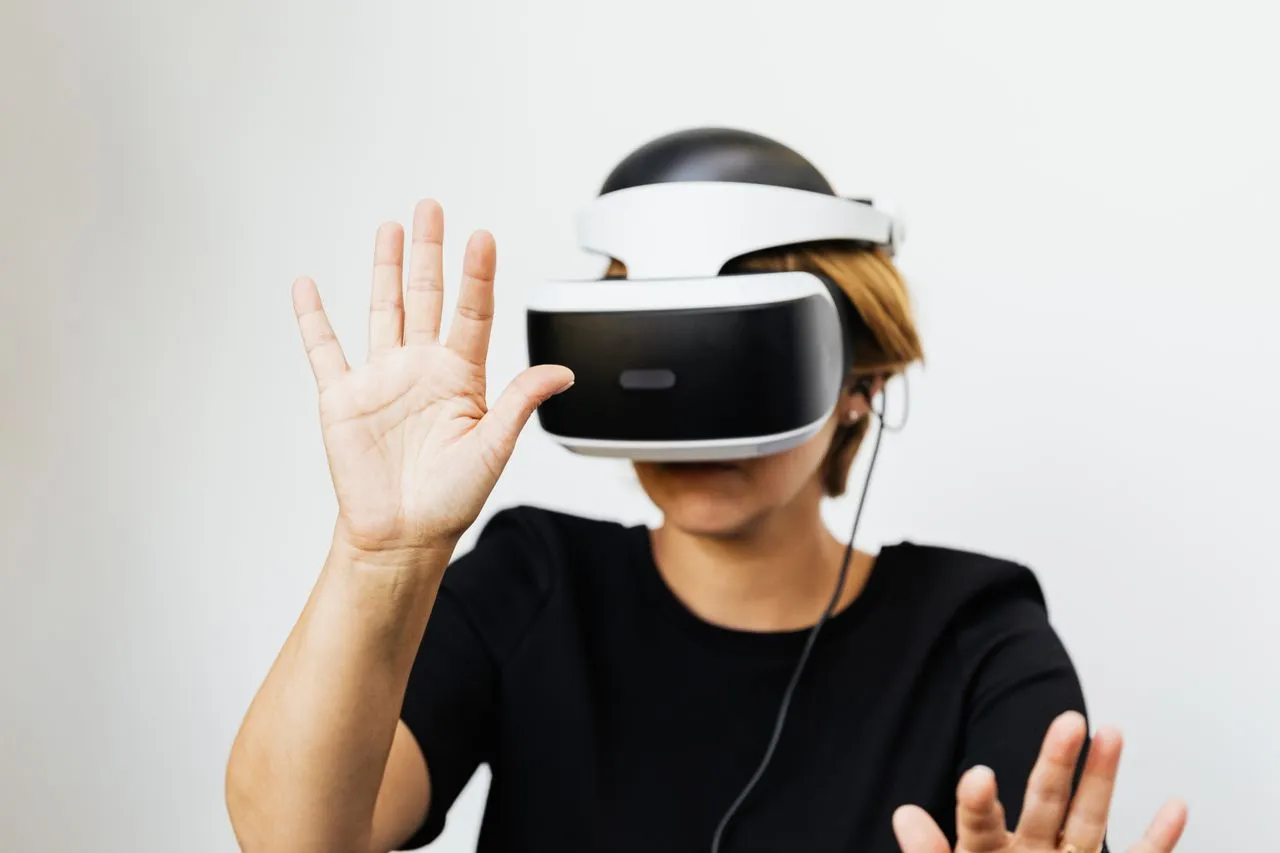 PrismML's 1-Bit LLM Hits Snapdragon Glasses, None Shipping Yet