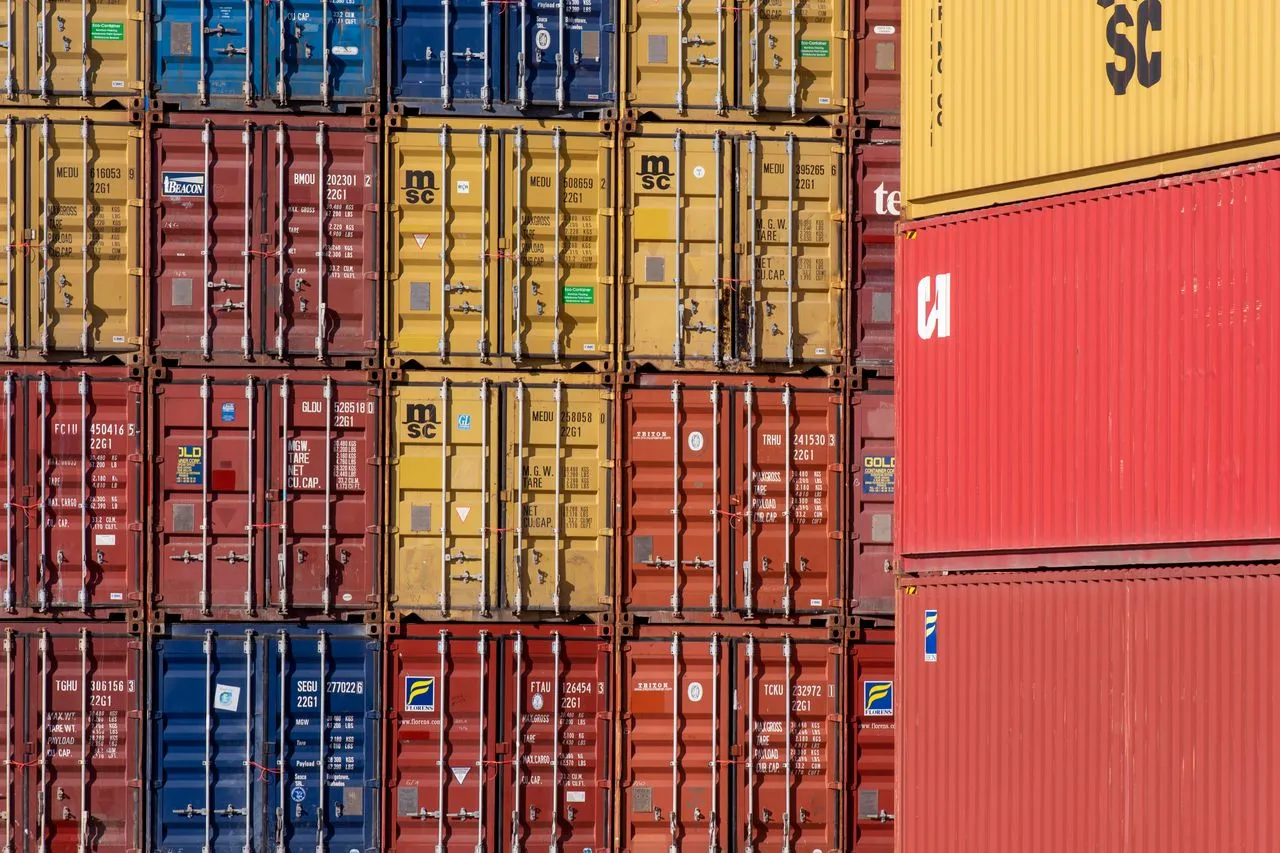 Docker sbx: What a Sandboxed Coding Agent Can Still Delete